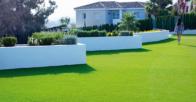 Creating_the_perfect_English_garden_with_synthetic_grass